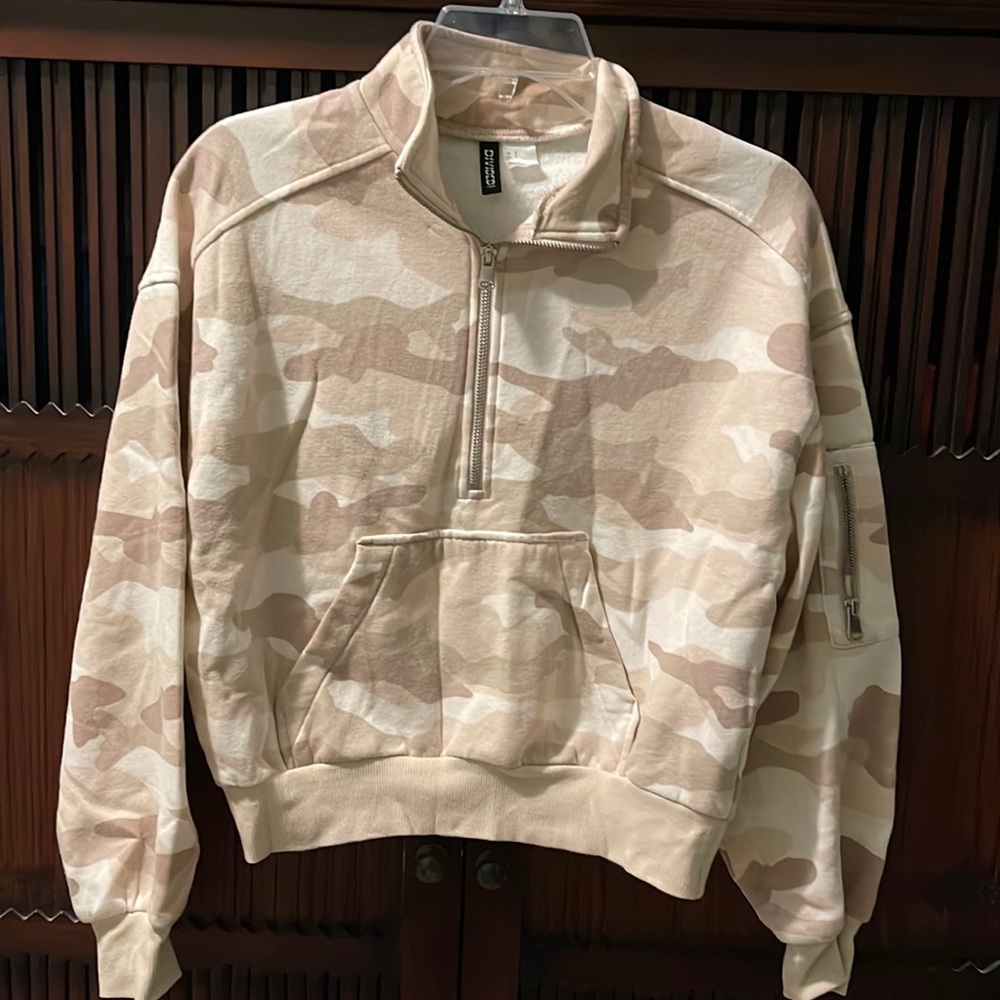 Kids Camouflage sweatshirt with front zipper and pockets